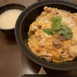 秋田比内地鶏生産責任者の店　本家あべや - 究極の親子丼（¥1,300）+水炊出汁（¥300）