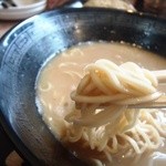 らー麺酒場秀 - 麺は豚骨にしては太目　硬めで提供される