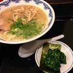 博多麺房 赤のれん - ［１回目］らぁめん・粉おとし(700円)＋モロヘイヤ(100円)