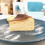 FIRST BITE - 北海道のバスクチーズケーキ(￥475)、コーヒー　HOT(￥480)。シフォンの端っこのサービスありがとうございます！