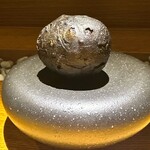 隼 - ・漆黒　五目揚げ餅　竹炭　北海道のバフンウニ　鷄腿肉　海老　秋田のいぶりがっこ