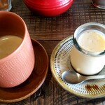 カタツムリ ラボ - ホットコーヒーとクレームキャラメル