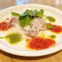 リオ・ブルーイング・コー ビストロアンドガーデン 東京ミッドタウン - 炙りマグロのカルパッチョ