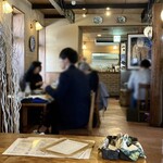 Supagethihausuhiroshi - 店内、テーブル席