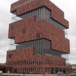 Zilte - 港近くの目をひく建物