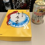 ハナガタヤ - シウマイ弁当と缶ビール①