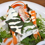 イルポッジョ - 野菜が新鮮でシャキシャキ感もありドレッシングが美味しくしています