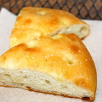 イルポッジョ - フォカッチャそのままでも美味しく残ったパスタソースに漬けるとさらに美味しい