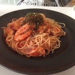 奄美きょら海工房 - 海人のパスタ♪エビ・イカ・タコの入ったトマトソース‼︎上に載ってるのはもずくです◎