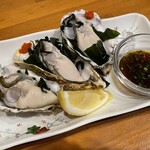 丸ひろ鮨 - 殻付き牡蠣です