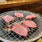 牛楽炭火焼肉 - 厚切り上タン