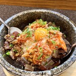 牛楽炭火焼肉 - 石焼牛すじ丼