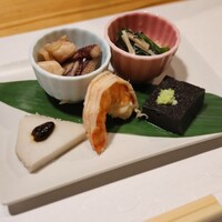 秀徳 2号店 - □前菜盛り合わせ
                      黒胡麻豆腐　えび　えびいも　
                      ほうれん草ときのこのおひたし　イカ煮物
                      