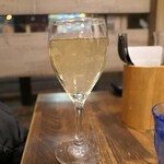 淡路町カフェ カプチェットロッソ - （2023/12月）飲み放題の白ワイン