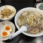 喜多方ラーメン 坂内 - 青唐ねぎ塩ラーメン ¥990＋わさび醤油の焼豚ご飯セット¥350（価格は訪問時）