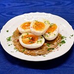 Infu Sumida Gawa Itarian - ゆで卵とレンズ豆ピューレ