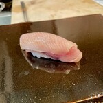 登喜和鮨 - 寒ブリ(背中とお腹を一貫に)