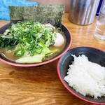 麺家 紫極 - 料理写真:全部のせラーメン（¥1,100税込）とライス（サービス）