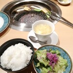 焼肉ひまわり - お肉と同時にご飯・サラダ・スープも到着