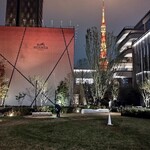 AHILYA INDIAN RESTAURANT - タワープラザの中庭はエルメスと東京タワーが見える。