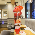 キハチカフェ - 苺のパフェ 1760円
