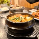 韓国料理スンチャン - あちらこちらで湯気