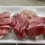 糸満漁業協同組合 お魚センター - 本マグロと帆立刺し