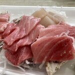 糸満漁業協同組合 お魚センター - 本マグロと帆立刺し