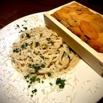 A box of fresh sea urchin! Extreme sea urchin pasta