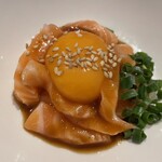 肴菜や 輝月  - ＼(=^‥^)/’`サーモンユッケ