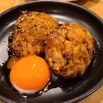 京橋チャコール - ③つくね赤玉子(税込600円)
            鶏ミンチハンバーグの卵黄添えですね
            濃いめなタレと卵黄のコクでお酒が進む一品
