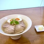 貝と地鶏だしのらぁ麺 ちょろ - 特製ちょろらぁ麺 塩 元祖ホロホロ煮豚 麺の量 ちょろ盛り 140g バタートッピング別皿