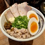博多一双 - ★まかない丼
      腹減りすぎてついオーダー！
      残ったスープをインするとまたバリウマ♡