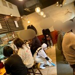 博多一双 - ようやく店内へ。
      経過時間…1時間半は超えてた(´Д`|||)
      帰りのフライト時間と変わらんw