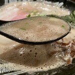 博多一双 - 濃厚泡系！コレぞ、『とんこつカプチーノ』
      泡系な店増えてるけど…一双のスープは群を抜いてる！
      バッカウマ♡