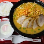 くるまやラーメン - ネギ味噌チャーシュー麺大盛・温玉・サービスライス