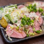 やきとん えん家 - 2024.2 名物低温調理肉刺し（タンとコメカミ）