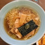 Chuuka Ousama - 淡い醤油に鶏ガラと生姜が効いてて優しい味。王様ラーメンBセットミニ麻婆丼700円