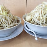 ラーメンジャパン - 左）ラーメン　右）ラーメン（大）