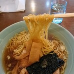 Chuuka Ousama - 麺は黄色く小麦粉感の強い細麺。王様ラーメンBセットミニ麻婆丼700円