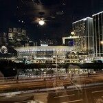 アロハテーブル - 窓際は夜景が綺麗です。