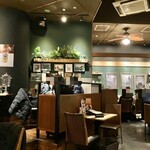 アロハテーブル - 広々した店内。