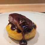 銀座 大石 - タルトタタン。大石さんのパイ生地、タルト生地は軽いから何個でもいけちゃう。キャラメルソースたっぷりですが、甘みより苦みやコクがメインなので、このくらいが丁度よいのです。