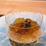 Ginza Ooishi - 雲丹のコンソメ、下はカリフラワーのムース。自然本来の優しい塩気と旨味と甘み。それぞれが強すぎず弱すぎず、ひとつの品として完成していました。