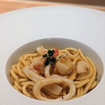 銀座 大石 - カラヒグ麺のアメリケーヌソースパスタ。パスタは弾力がある大好きなやつ。アメリケーヌ！！！！！ではなくて、心地良い魚介の風味。これ単体ではパンチに弱いかもしれないけれど、この流れでは最高の塩梅です。