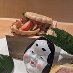 銀座 大石 - 苺とフォアグラの最中。砂糖がけされたアーモンドが良いアクセント。大石さんの最中シリーズが好きだ〜！