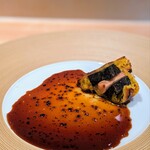 銀座 大石 - フォアグラとトリュフのパイ包み。間違いない美味しさなのですが、何より印象的だったのはパイ生地とソース。パイ生地は本当に軽やかで口に残らない。ソースもトリュフとワインのコクを感じつつ、のべーとしていない