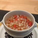 銀座 大石 - すっぽんの出汁のスープと下にはすっぽんのエンペラ入り鶏出汁のロワイヤル(茶碗蒸し)、上には人参と蕪をゆっくり火入れしたものを。人参と蕪が何気にいい仕事してる