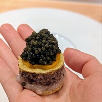 銀座 大石 - アミューズ。チーズの練り込まれたシュー生地、キャビアは程よい塩気、ホタテは優しい甘み(ホタテ！！！！って感じじゃない)があって、凄く食べやすい。最初にぴったりなお品。