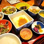 Gyarari Arita - 有田焼の器の中に、ごどうふが。